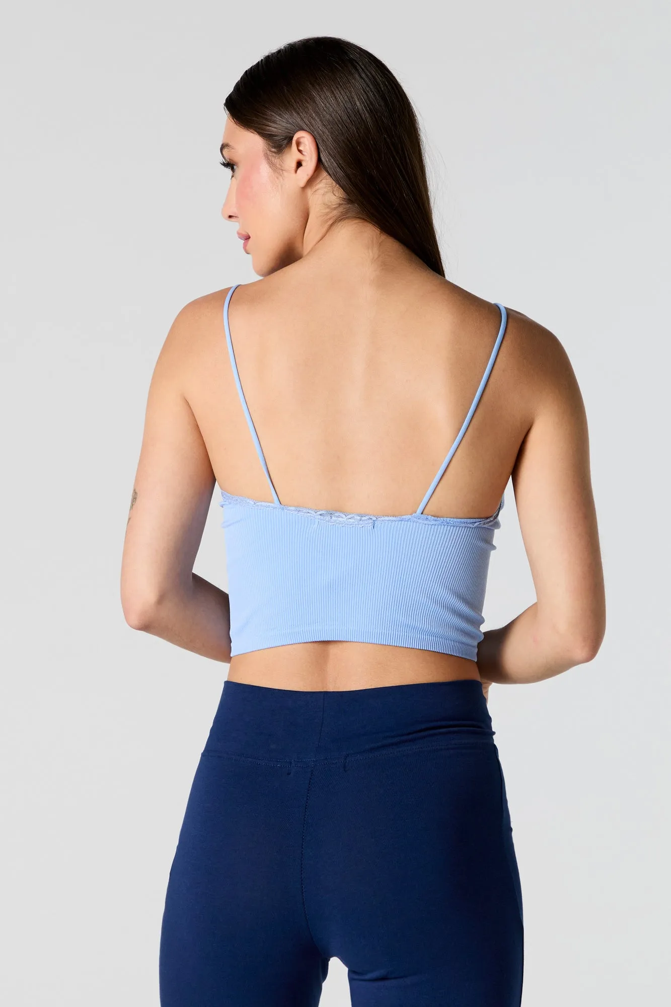 Camisole côtelée courte sans couture avec liséré de dentelle