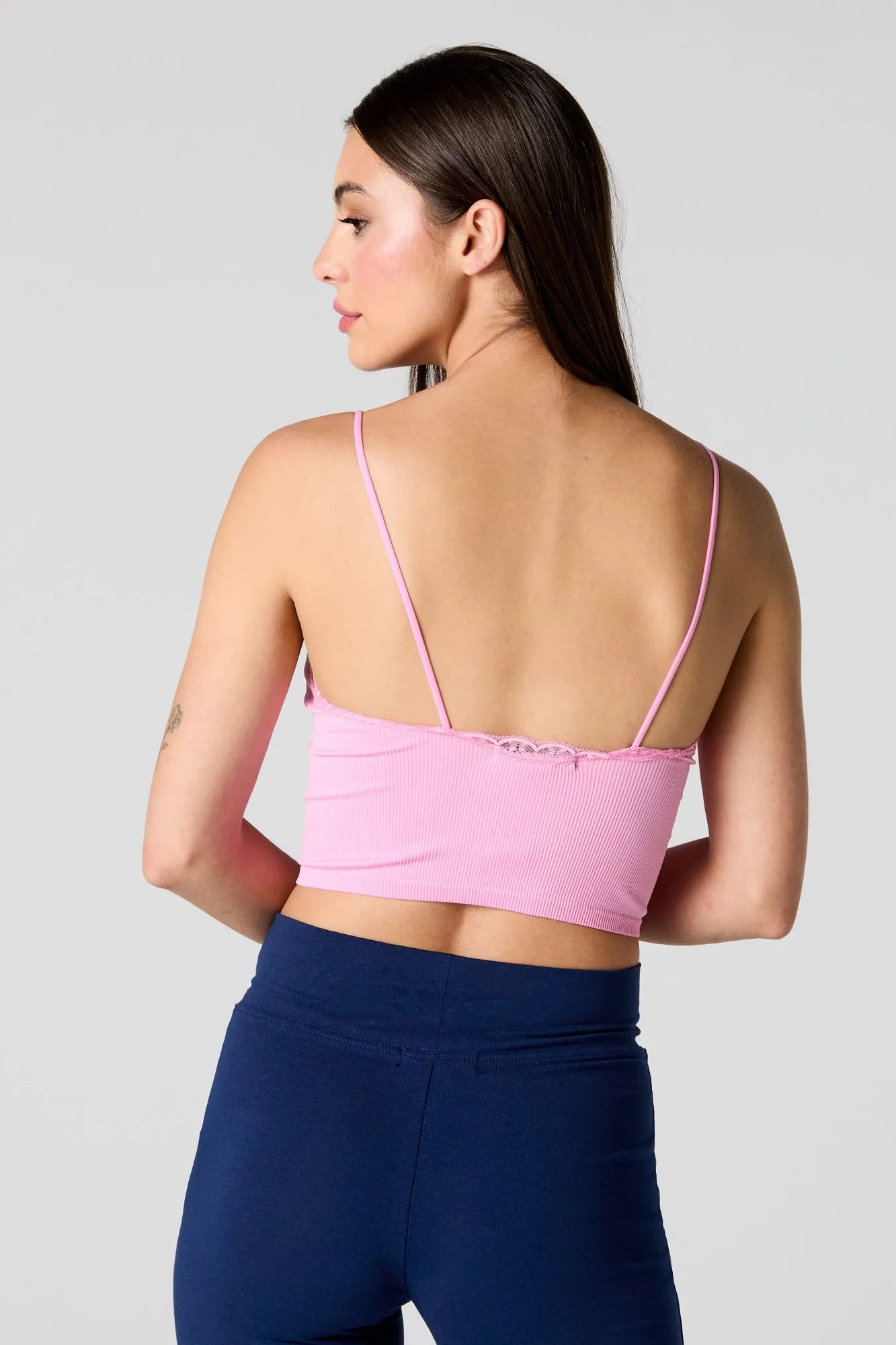 Camisole côtelée courte sans couture avec liséré de dentelle